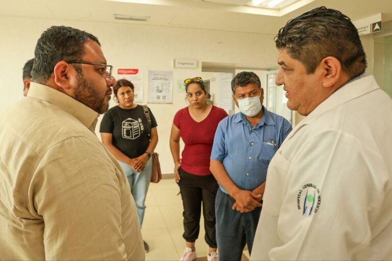 El subsecretario de Desarrollo Político, Francisco Rodríguez visita a la activista Aremy en el Hospital de Acapulco