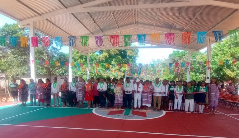 María Rojas inauguró  el Techado en el EMSAD 029 el cual es  un compromiso con la Educación en Xochistlahuaca