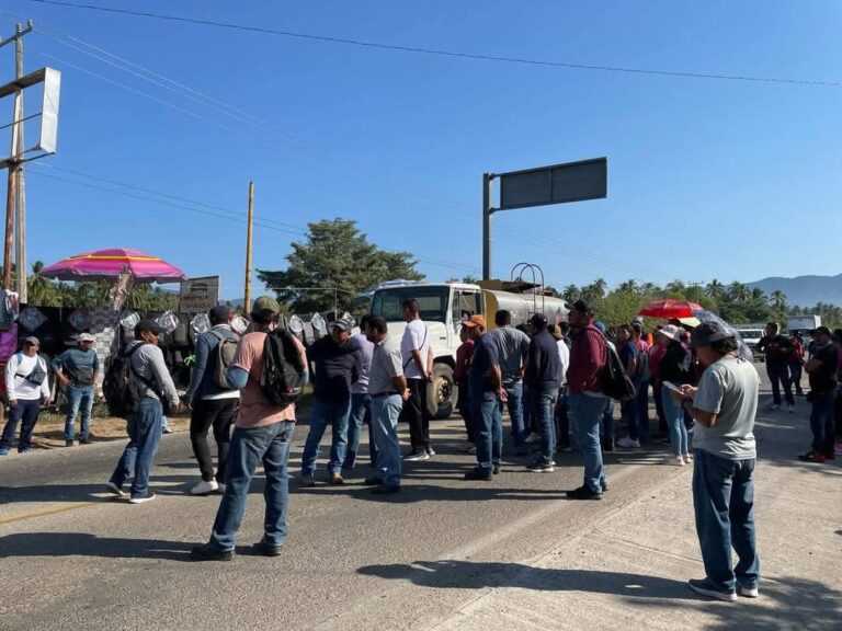 Bloquean profesores de CETEG carretera federal Acapulco-Zihuatanejo
