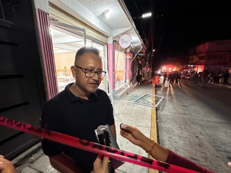 Sofocan Bomberos de Acapulco incendio en local en colonia Progreso