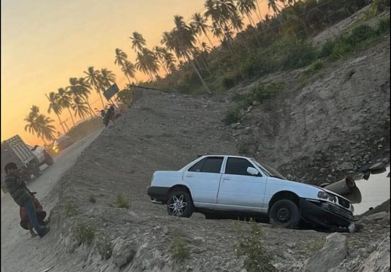 Accidente vial en un camino de terracería en Coyuca de Benitez