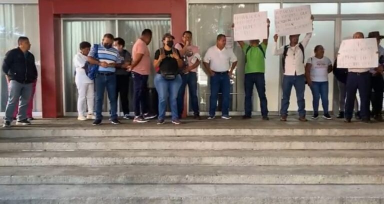 Toman trabajadores de Salud el edificio “Juan Álvarez”; exigen plazas de base