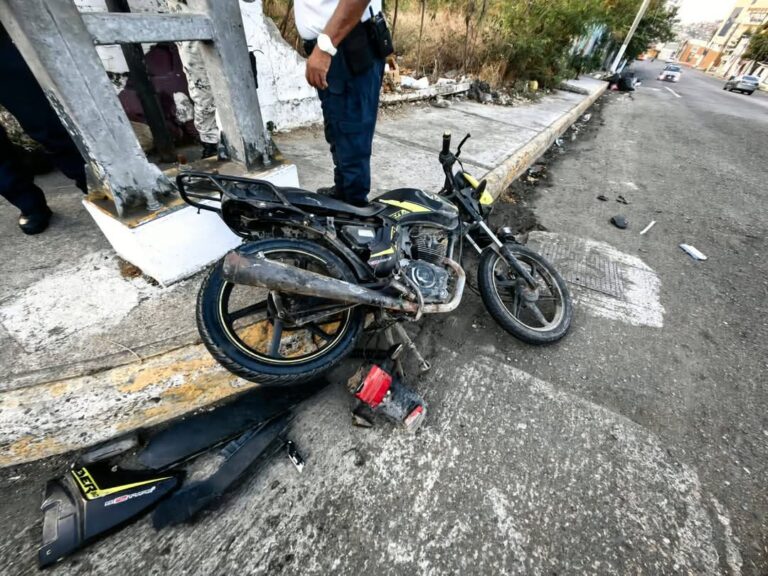 Conductor embistió a motociclista frente a La Morelos