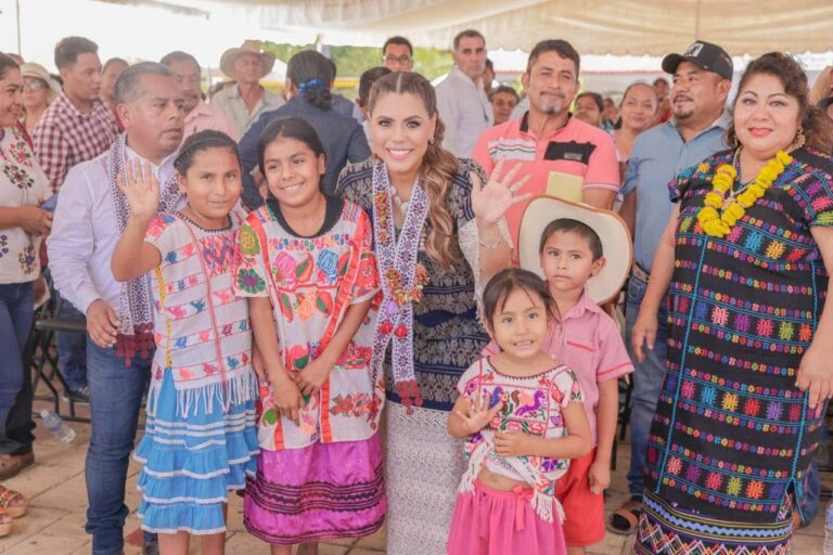 Entrega Evelyn Salgado obra pública, hidrosanitaria y carretera para tres municipios de la Costa Chica