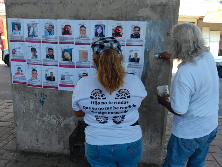 Miembros de Guerrero No+ Desaparecidos pegan carteles de búsqueda
