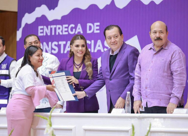 La gobernadora entregó constancias de estudios y capacitación del programa de Tarjeta Violeta en Chilpancingo