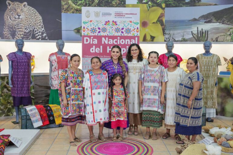 Evelyn Salgado conmemora el Día Nacional del Huipil con artesanas amuzgas