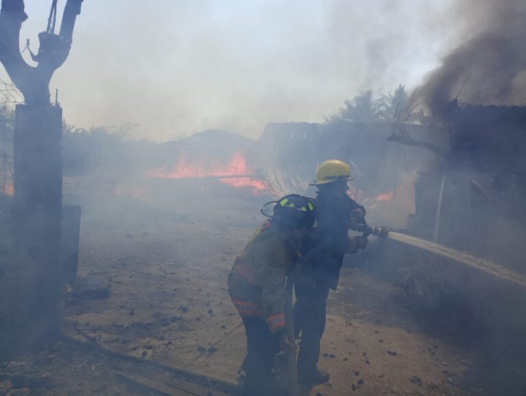 Sofoca Bomberos de Acapulco incendio de bodega en Ampliación Llano Largo