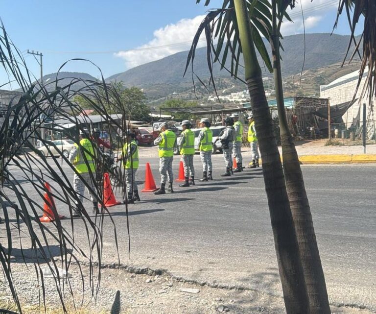 Guardia Nacional coloca barricada para prevenir actos de vandalismo de normalistas