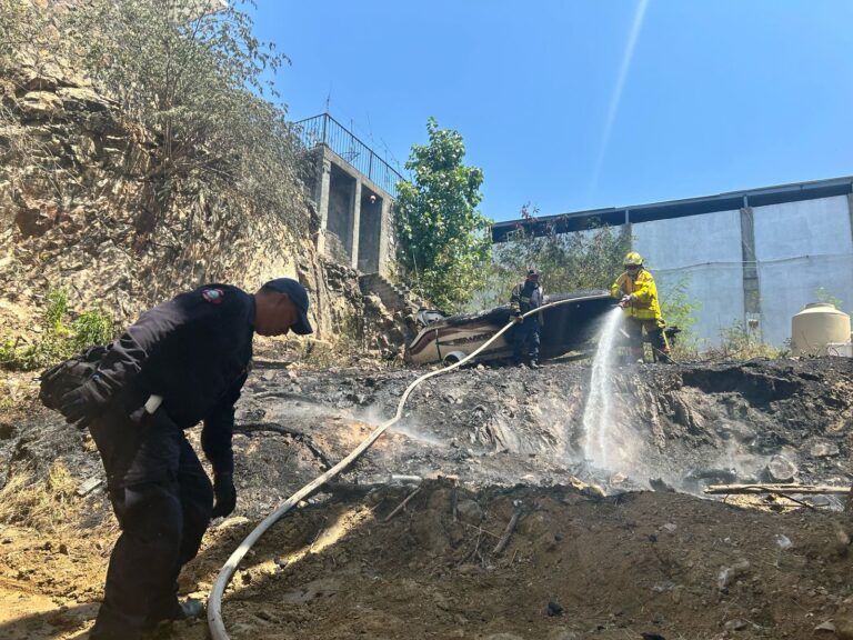 Sofoca Bomberos de Acapulco incendio de embarcación abandonada en Cuauhtémoc