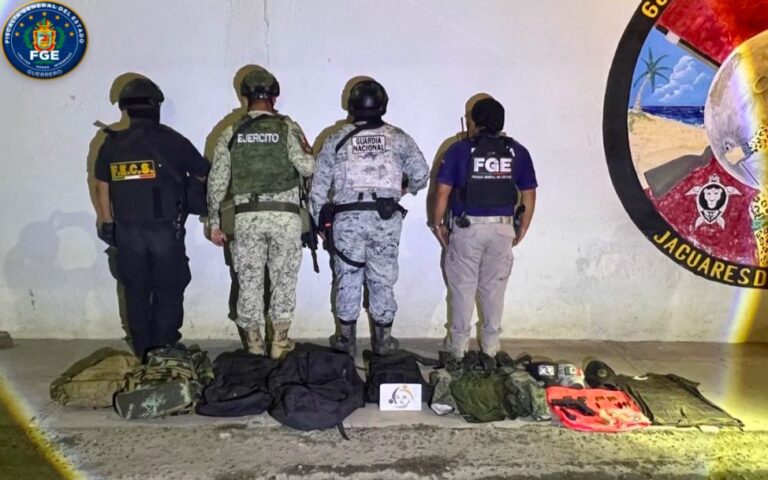 En operativo interinstitucional, FGEGuerrero, Defensa, GN, SSyPC y SSPgro, aseguran una réplica de arma corta, cartuchos, equipo táctico y presunta droga.