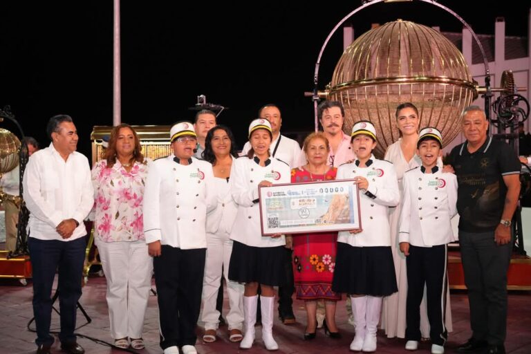 Celebra Abelina López Rodríguez Sorteo Especial de la Lotería Nacional por el 90 Aniversario de La Quebrada