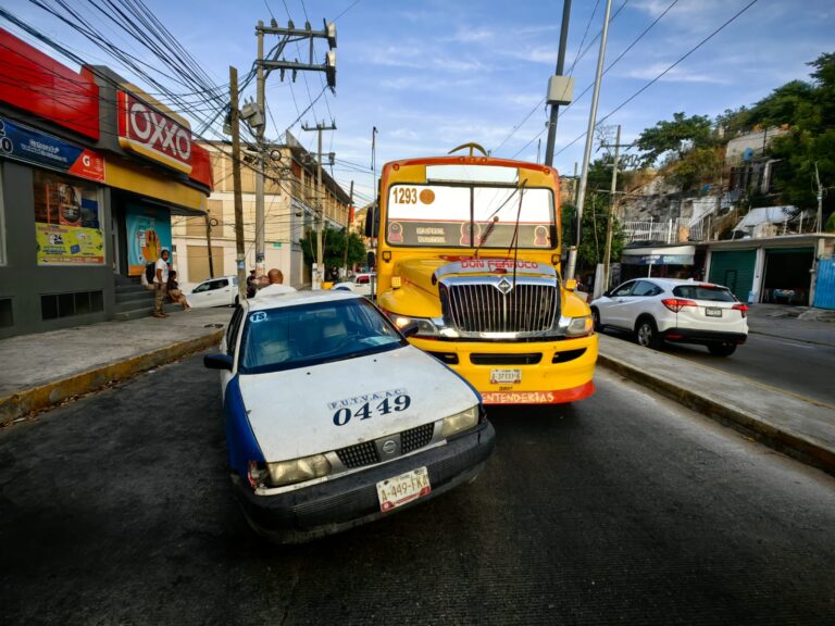 Accidente vehicular en la avenida Ruiz Cortinez en Acapulco