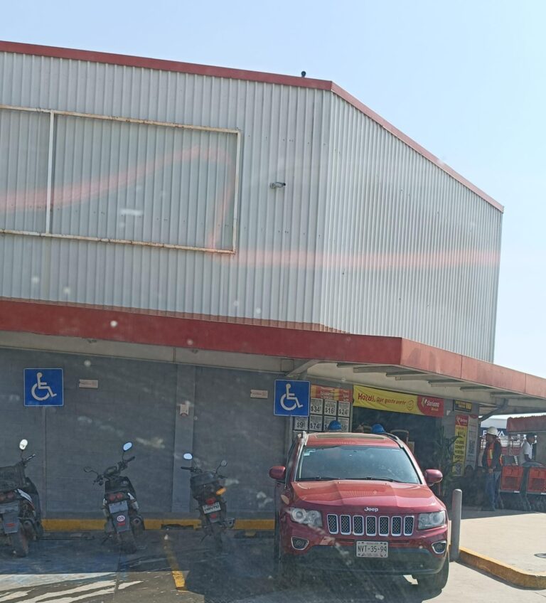 Infracción en Ometepec: camioneta roja ignora el espacio para discapacitados