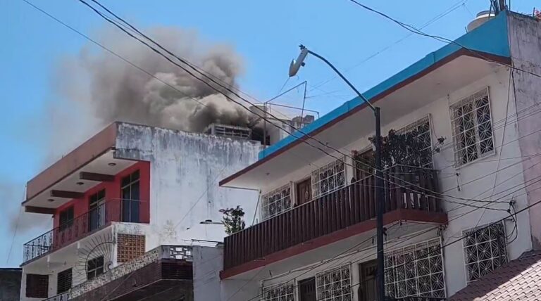 Incendio en departamentos de la calle 5 de Mayo en Acapulco