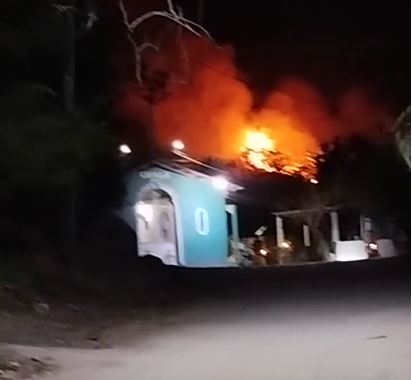 Incendio moviliza a Protección Civil y vecinos en Atoyac de Álvarez