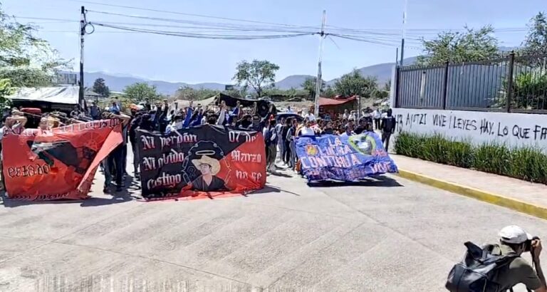 Ayotzinapa no perdonará asesinatos de estudiantes, dicen normalistas en mitin