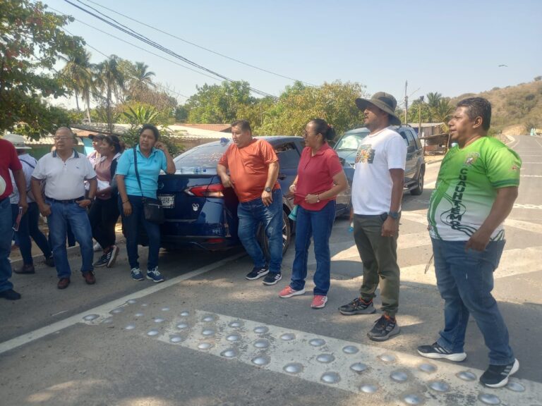 Maestros de la CETEG y CNTE se manifiestan contra la reforma del ISSSTE en Igualapa