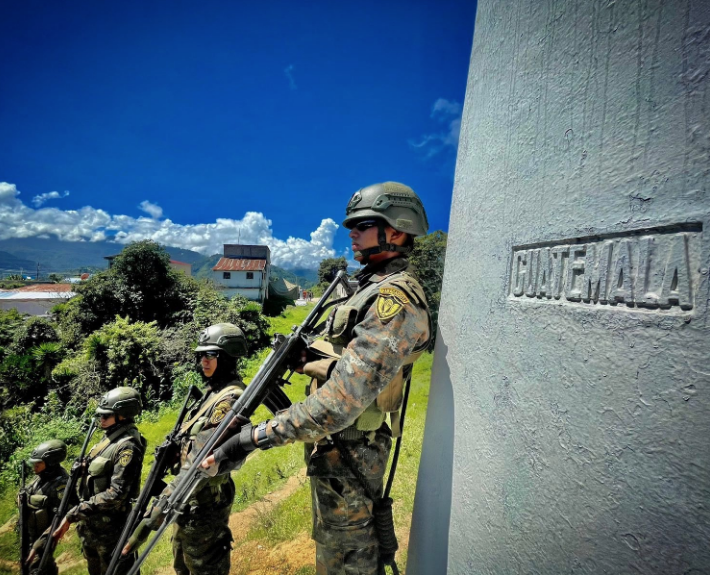Fortaleciendo la Seguridad: Militares de Guatemala Patrullan la Frontera con México