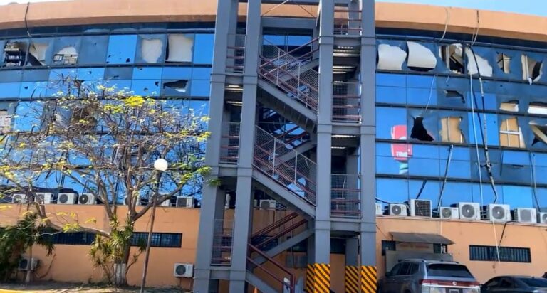 Atacan a pedradas y con resorteras la fachada del Palacio de Gobierno