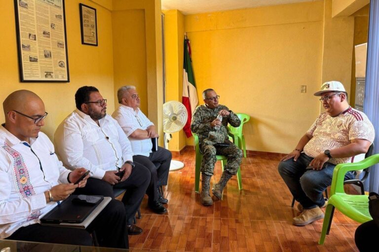Funcionarios estatales y el alcalde de Chilpancingo, Gustavo Alarcón Herrera atienden y dialogan con autoridades de la localidad de El Ocotito