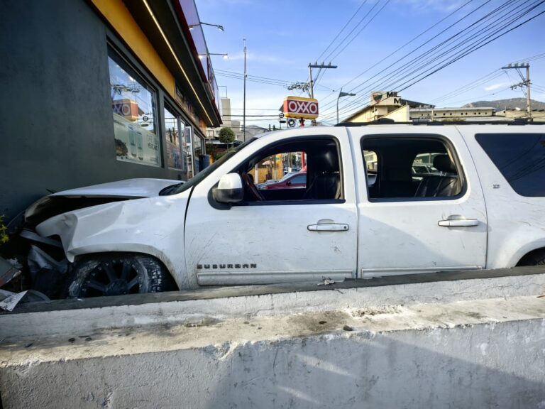 Camioneta Impactó Contra Tienda OXXO