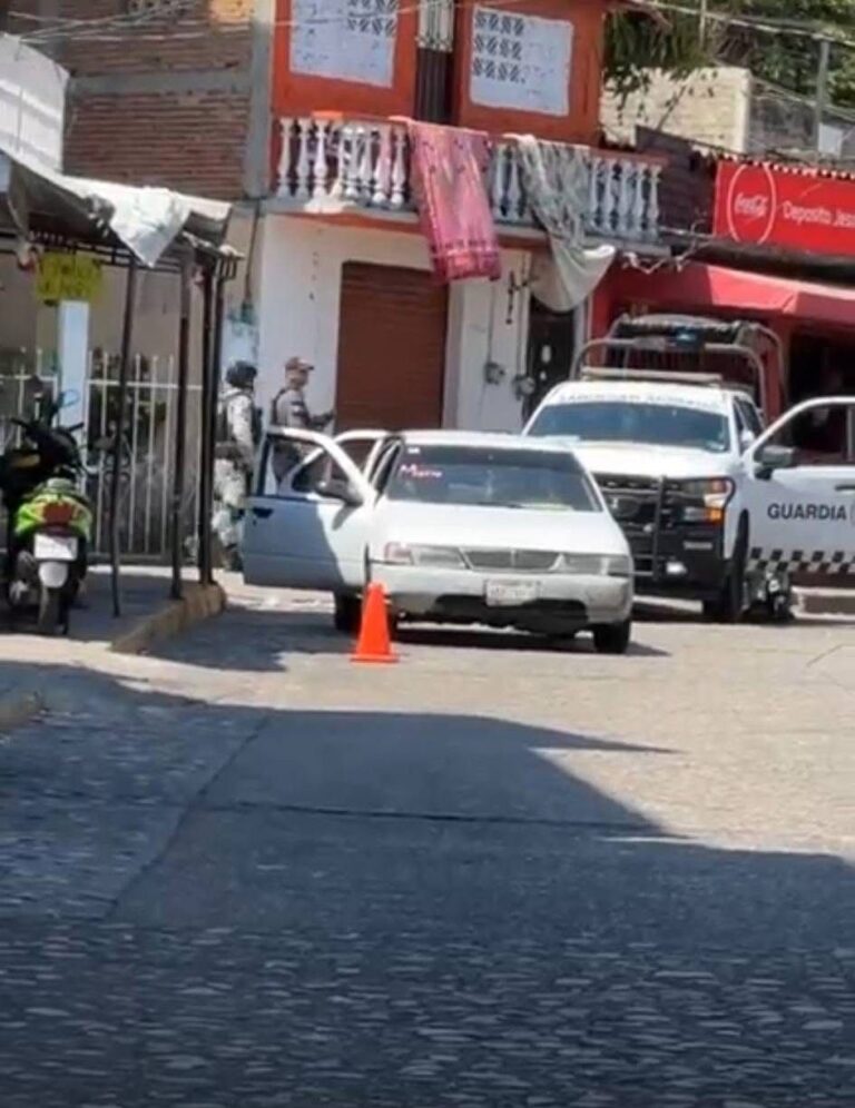 Bloqueado el paso hacia Santa Cruz tras el asesinato de un taxista