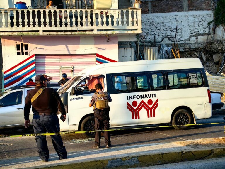 Acribillan a Conductora de Urvan de la ruta Fovissste