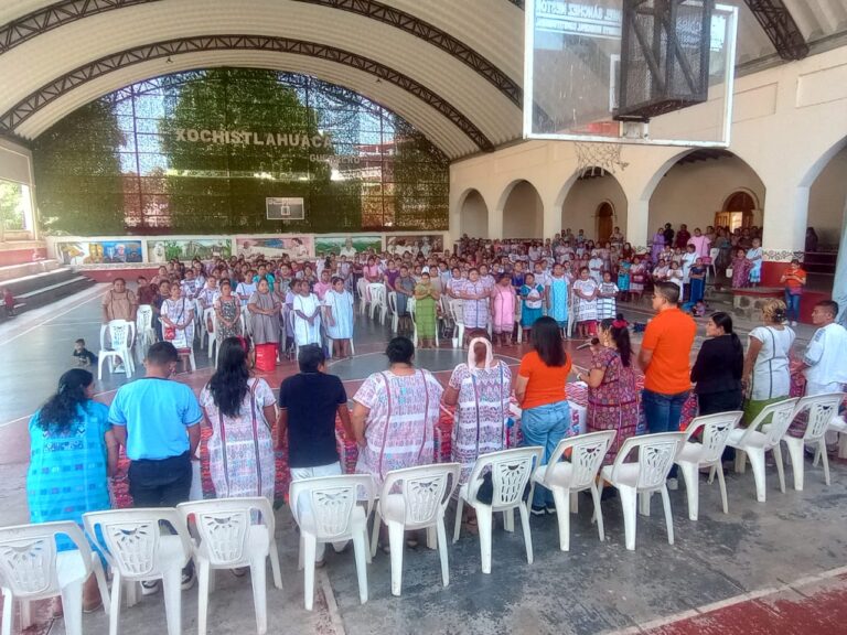 Capacitan a artesanas de Xochistlahuaca para emprender de manera formal