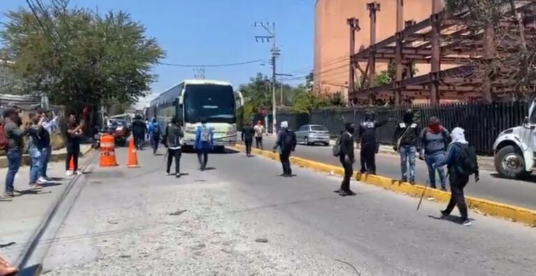 Ayotzinapos realizan criminal bloqueo de 5 horas a la Autopista del Sol