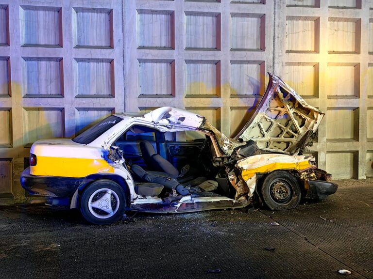 Fuerte accidente entre un Acabus y colectivo amarillo