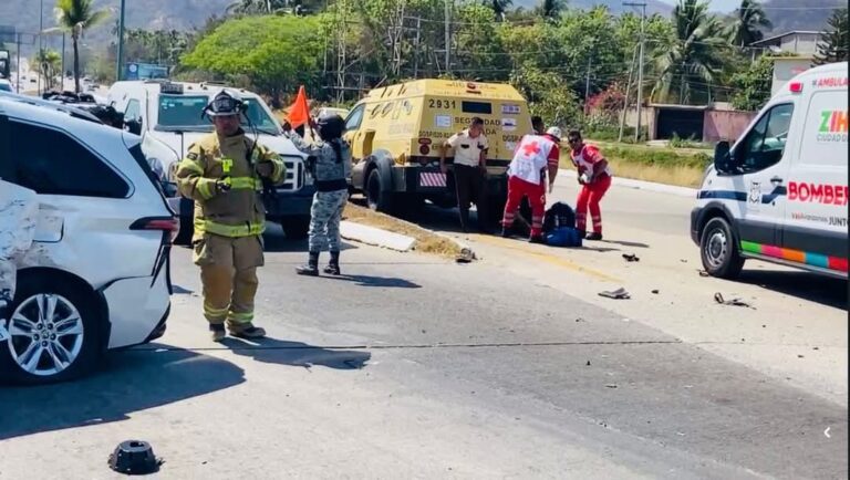 Impacta a turistas alemanes camioneta de valores en en el bulevar Aeropuerto de Zihuatanejo