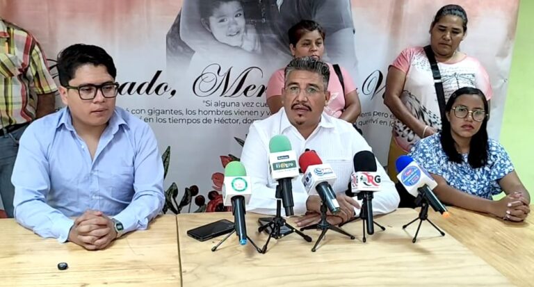 Exigen antorchistas justicia por asesinato de matrimonio y su hijo hace 2 años