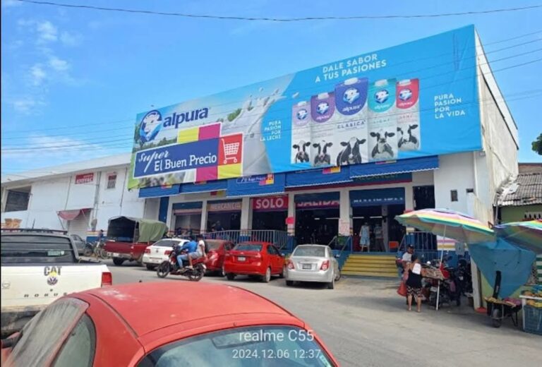 Consume incendio centro comercial “El Buen Precio” en Atoyac