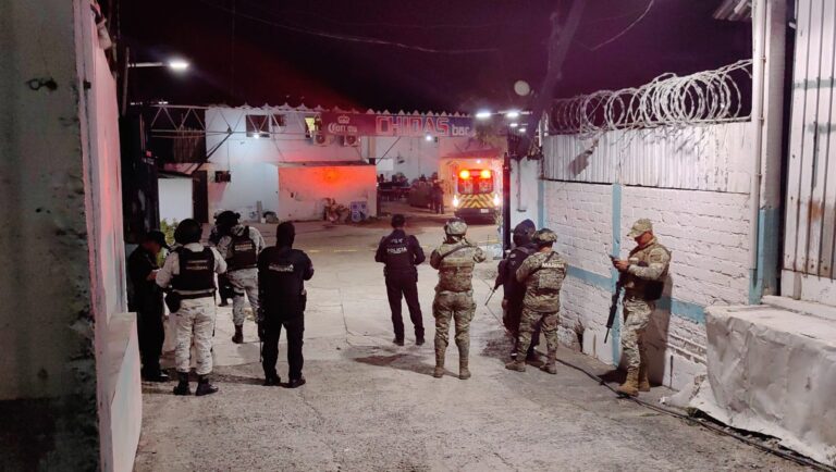 Atacan a balazos a un hombre en el Bar Chidas de las Cruces