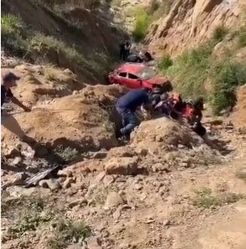 Cae auto a un barranco, hay lesionados