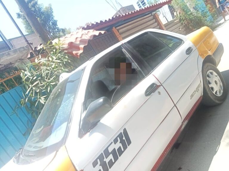 Ejecutan a dos hombres dentro de un taxi colectivo Rena-Centro