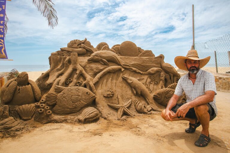 Exhiben en Acapulco esculturas que se realizan previo a la inauguración de Arenando 2025