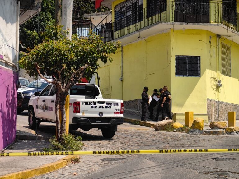 Dejan el cadáver de un hombre en la garita