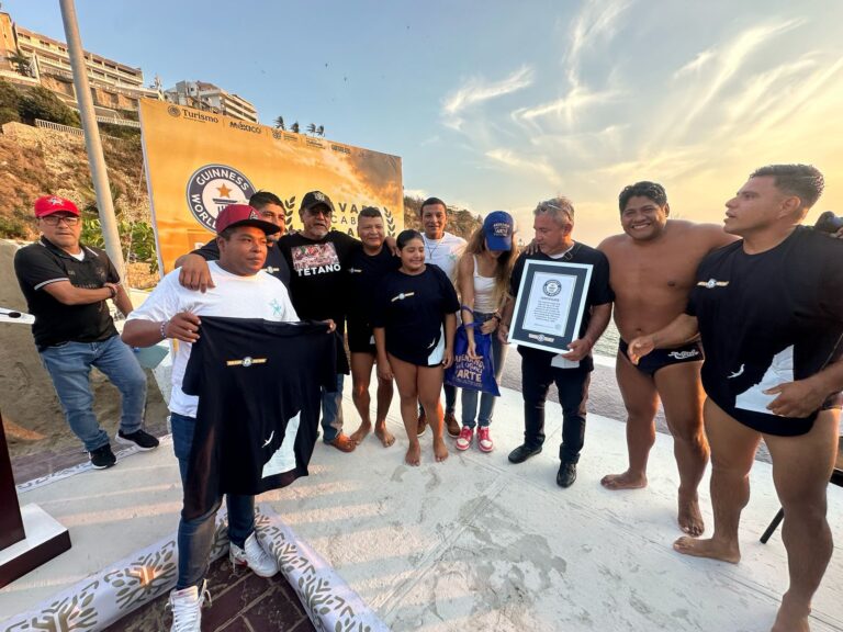 Reciben Récord Holder Guinness a Los Clavadistas de La Quebrada de Acapulco; Asiste Félix Salgado