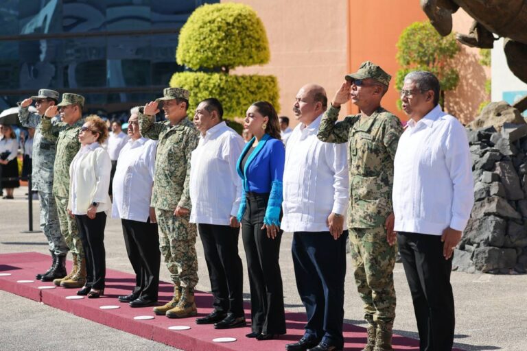Encabeza Evelyn Salgado ceremonia de izamiento de bandera y reconoce a jóvenes matemáticos por triunfos internacionales