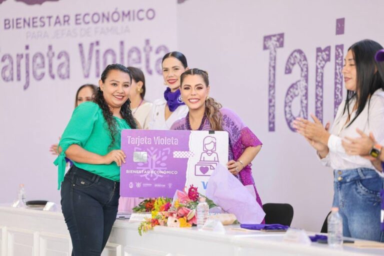 Entrega Evelyn Salgado la Tarjeta Violeta número 20 mil en Zihuatanejo
