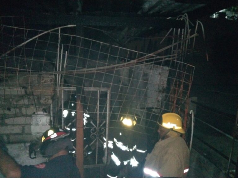 Sofocan Bomberos de Acapulco incendio en colonia Santa Cruz