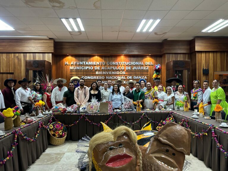 Recibe Abelina López Rodríguez a representantes de Danzas y Bailes Folklóricos de México