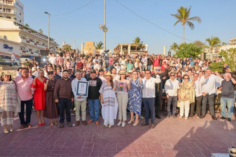 Asiste Evelyn Salgado a la entrega del Récord Guinness a clavadistas de la Quebrada por el salto de cabeza más alto del mundo