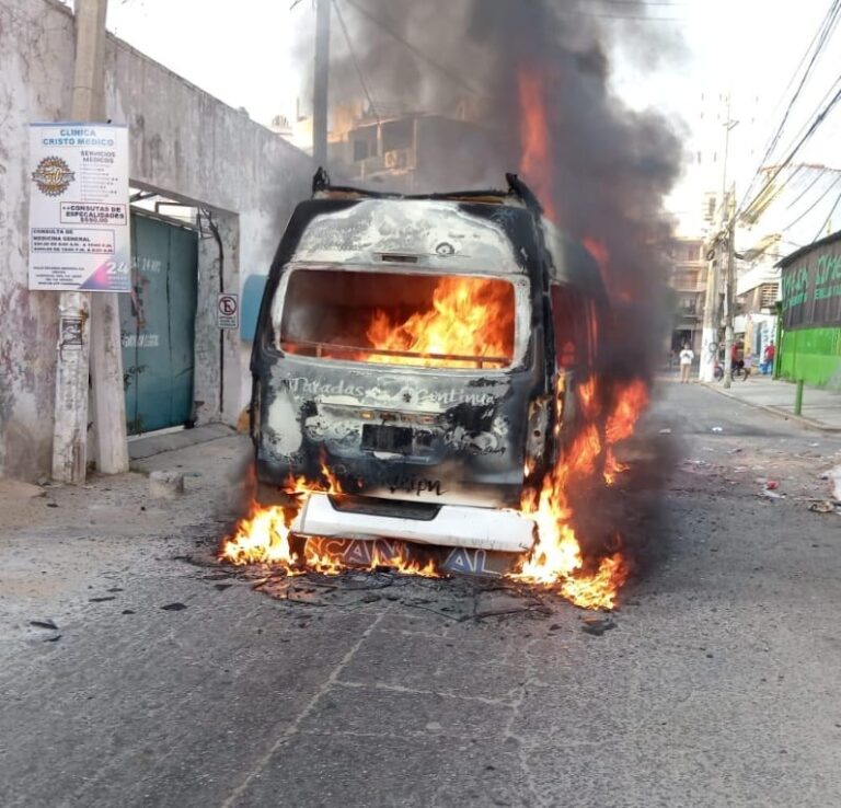 Urvan es consumida por el fuego en el Centro