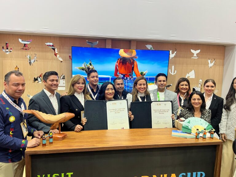 Firma Abelina López Rodríguez convenio de promoción turística con La Paz, Baja California