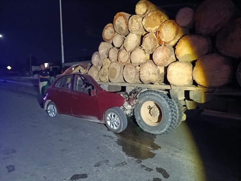 Pierde la vida conductor de coche al chocar con camión maderero en Atoyac