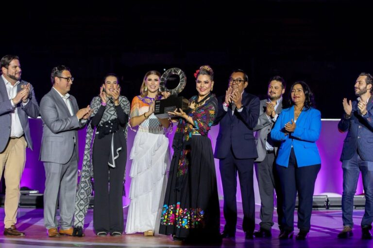 Recibe Evelyn Salgado la estafeta para la realización de la 50 edición del Tianguis Turístico 2026 en el Hogar del Sol