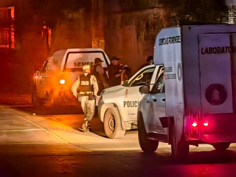 Hallan a un hombre maniatado y acribillado en la colonia Aguas Blancas de Acapulco